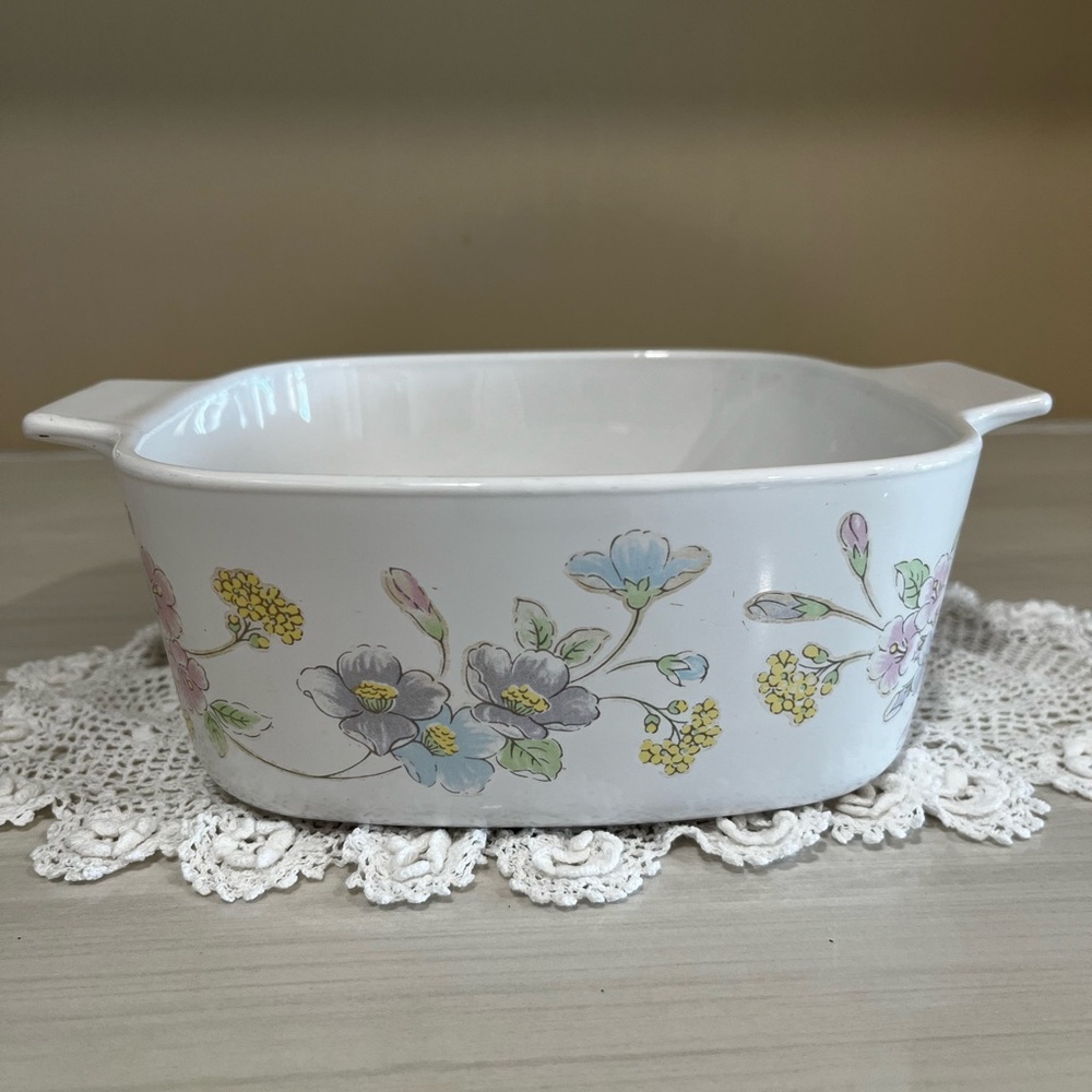 Beautiful Vintage Corningware Pastel Flowers Pattern 1.5 litre with lid.